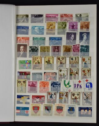 LIECHTENSTEIN, 730 DIFFERENT STAMPS 1960-1995 / <i>Liechtenstein 730 different stamps 1960–1995</i>